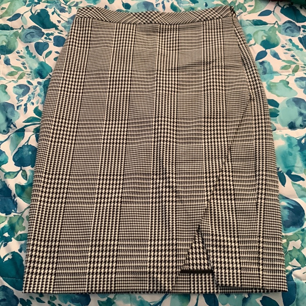 Banana Republic houndstooth pencil skirt. Size 6. Like new condition